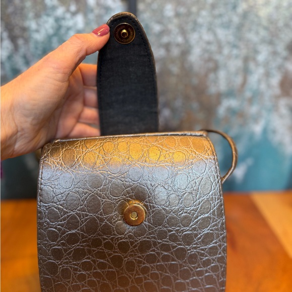 Vintage Metallic Crocodile Embossed Faux Leather Crossbody Bag - Picture 10 of 13